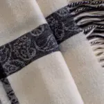 Intipakucha-Jacquardvevd-Teppe-sjal-hvitt-grå-1 100% baby alpakkaull