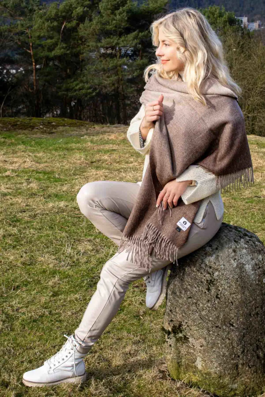 Mørkebrun ombre sjal i 100% ufarget baby alpakkaull